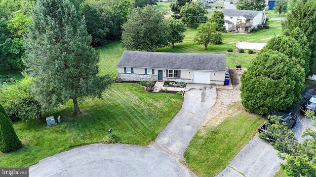 1541 STREAMSIDE DR, Chambersburg, PA 17202