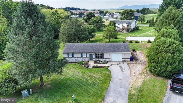 1541 STREAMSIDE DR, Chambersburg, PA 17202