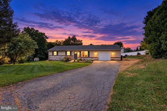 1541 STREAMSIDE DR, Chambersburg, PA 17202