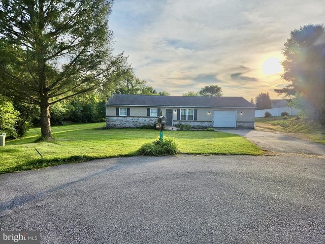 1541 STREAMSIDE DR, Chambersburg, PA 17202