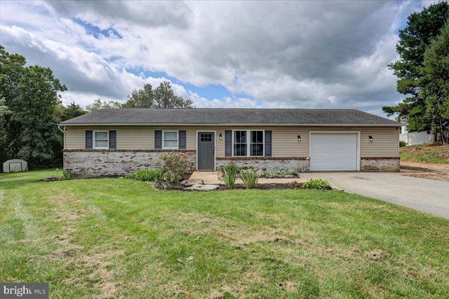 1541 STREAMSIDE DR, Chambersburg, PA 17202