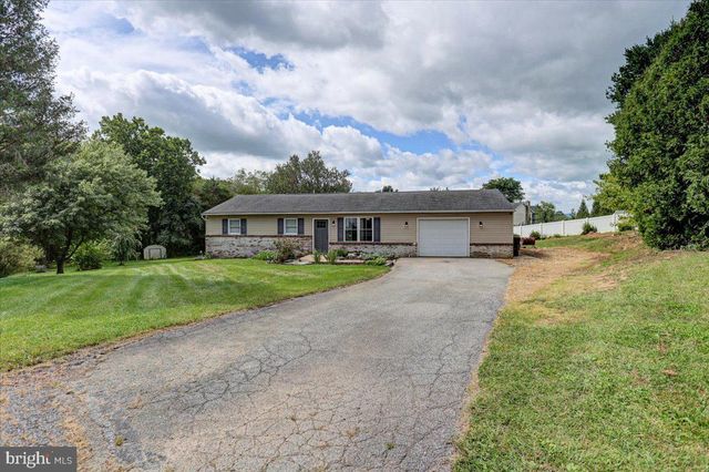 1541 STREAMSIDE DR, Chambersburg, PA 17202