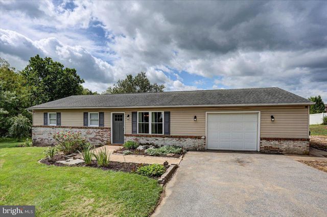 1541 STREAMSIDE DR, Chambersburg, PA 17202