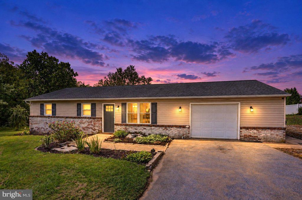 1541 STREAMSIDE DR, Chambersburg, PA 17202