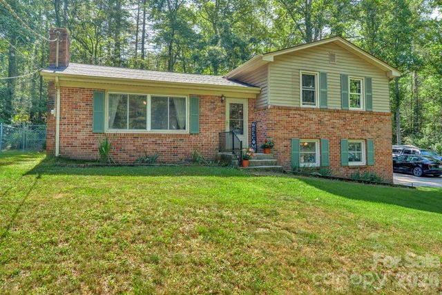 1199 Deer Park Lake Road, Spruce Pine, NC 28777