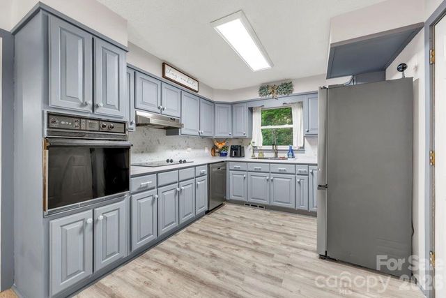 1199 Deer Park Lake Road, Spruce Pine, NC 28777