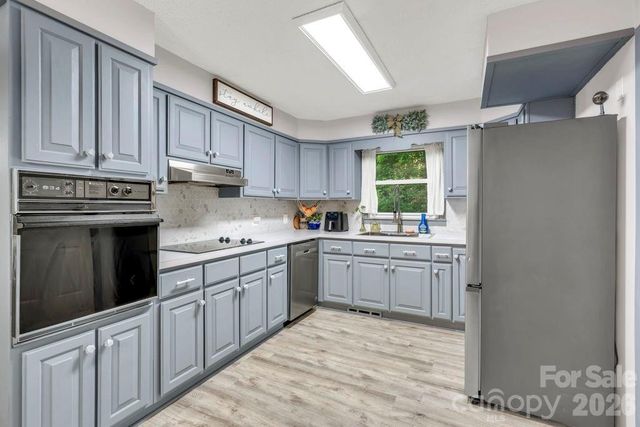 1199 Deer Park Lake Road, Spruce Pine, NC 28777