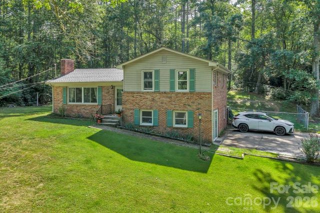 1199 Deer Park Lake Road, Spruce Pine, NC 28777