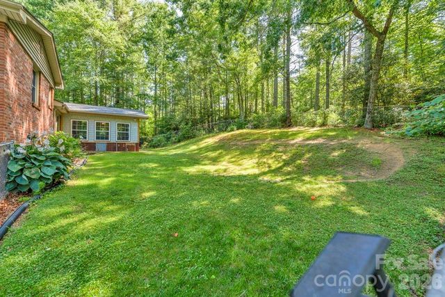 1199 Deer Park Lake Road, Spruce Pine, NC 28777