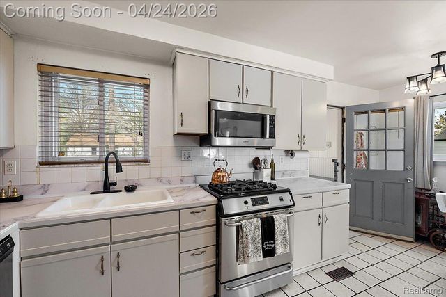 28022 Fairfax Street, Southfield, MI 48076