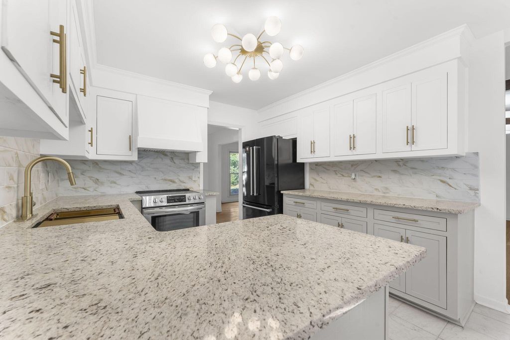 Image 10 of property listing at 203 Stratford Drive, Summerville, SC 29485