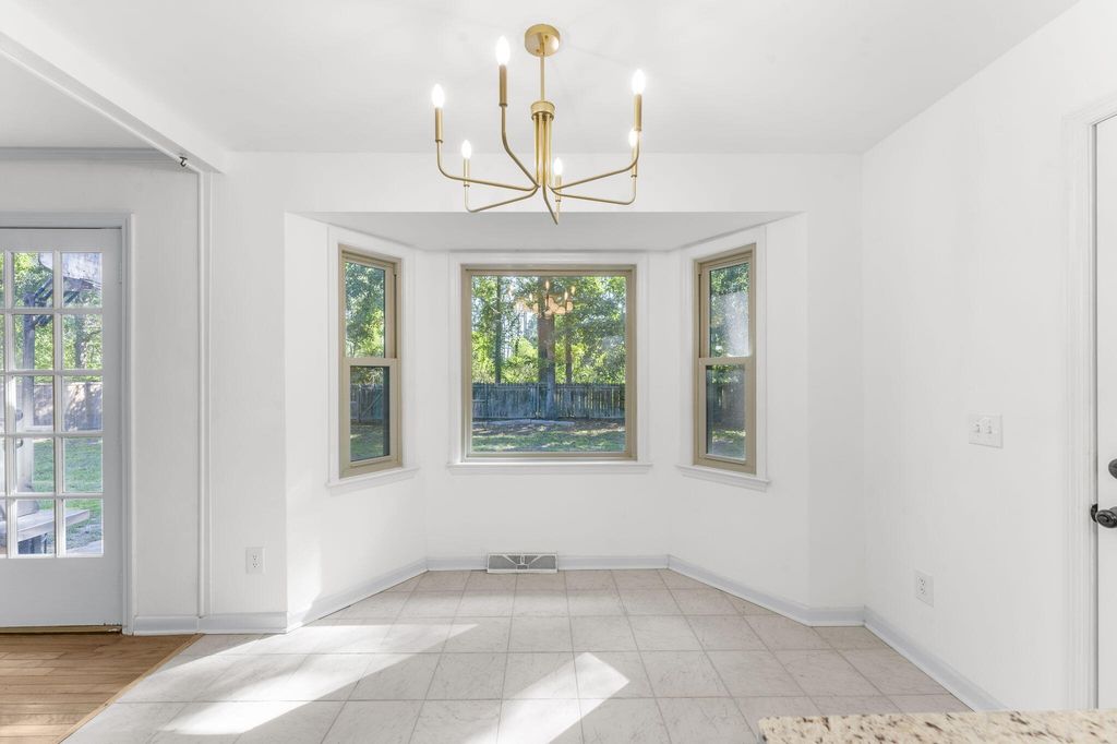 Image 12 of property listing at 203 Stratford Drive, Summerville, SC 29485