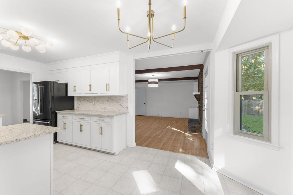 Image 13 of property listing at 203 Stratford Drive, Summerville, SC 29485