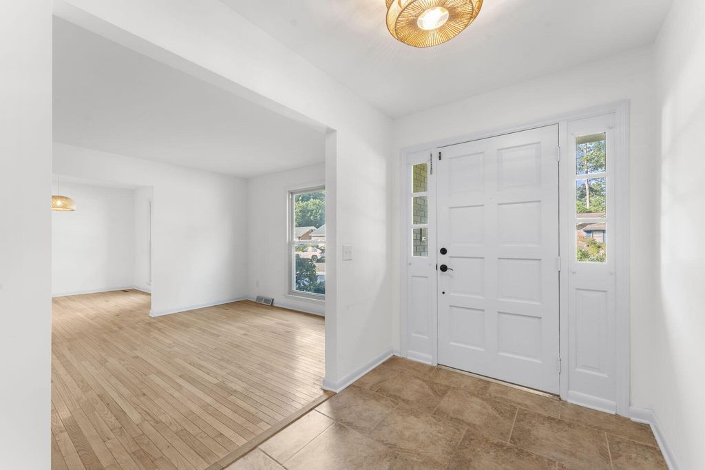 Image 2 of property listing at 203 Stratford Drive, Summerville, SC 29485