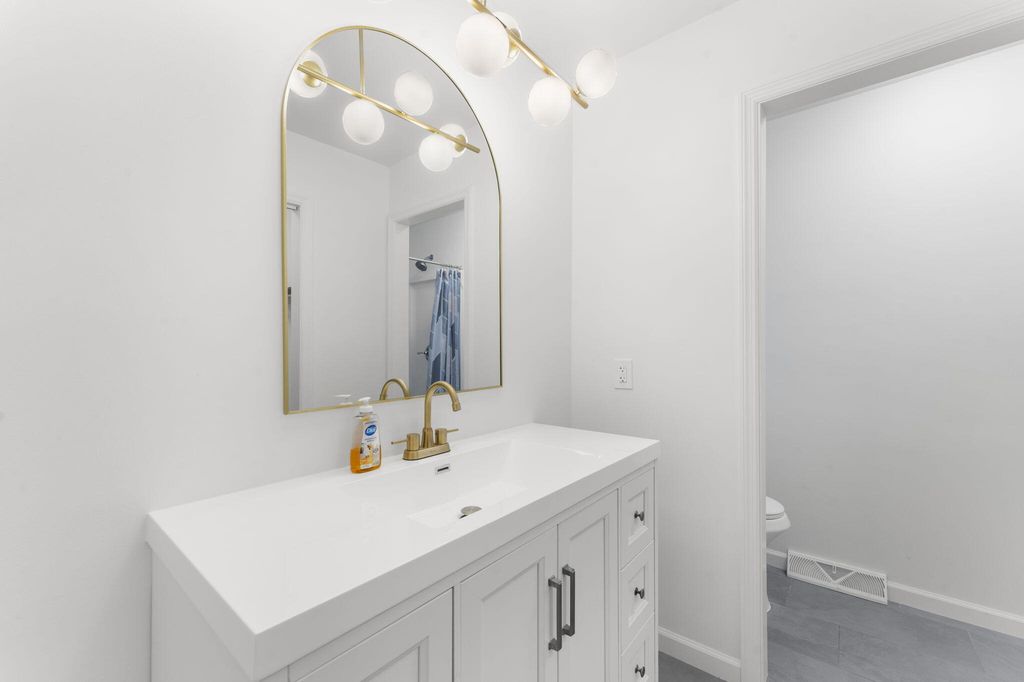 Image 21 of property listing at 203 Stratford Drive, Summerville, SC 29485