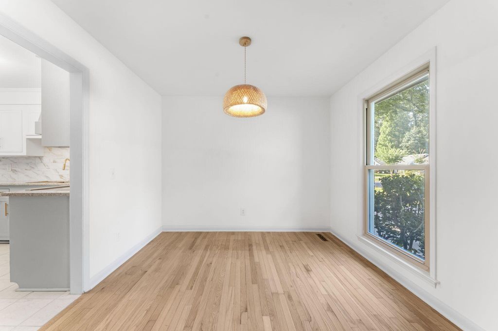 Image 5 of property listing at 203 Stratford Drive, Summerville, SC 29485