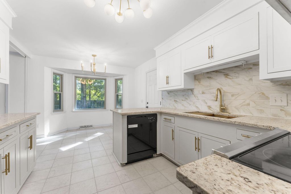 Image 7 of property listing at 203 Stratford Drive, Summerville, SC 29485