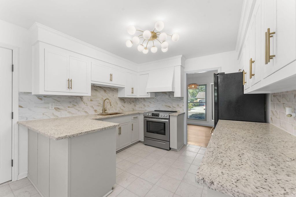 Image 8 of property listing at 203 Stratford Drive, Summerville, SC 29485