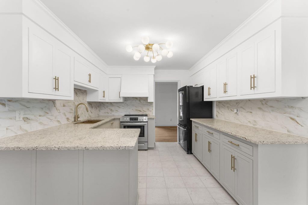Image 9 of property listing at 203 Stratford Drive, Summerville, SC 29485