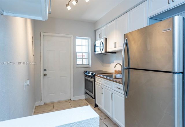 3671 SW 11th St 9B, Miami, FL 33135