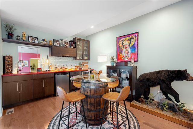 15 Bailey Park Ln, Mt Washington, PA 15210