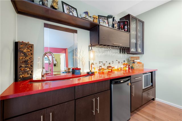 15 Bailey Park Ln, Mt Washington, PA 15210