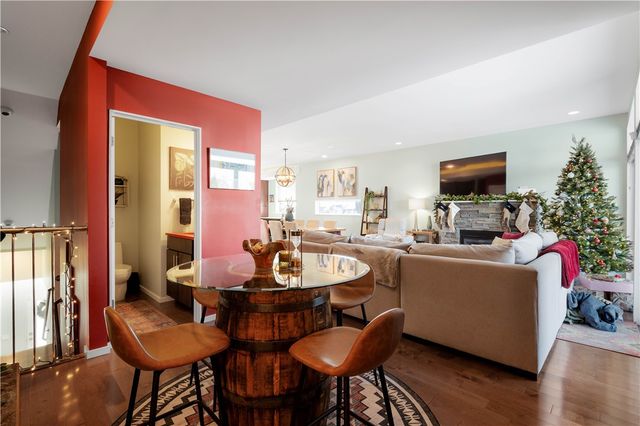 15 Bailey Park Ln, Mt Washington, PA 15210