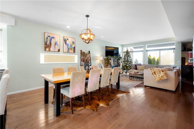 15 Bailey Park Ln, Mt Washington, PA 15210