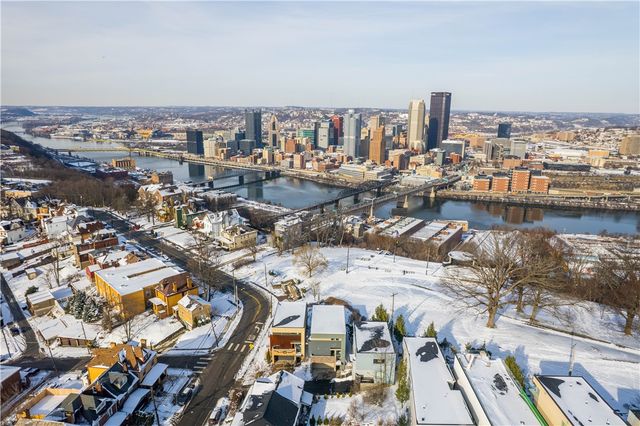 15 Bailey Park Ln, Mt Washington, PA 15210