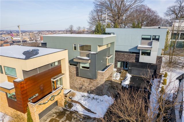 15 Bailey Park Ln, Mt Washington, PA 15210