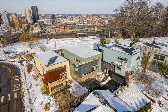 15 Bailey Park Ln, Mt Washington, PA 15210