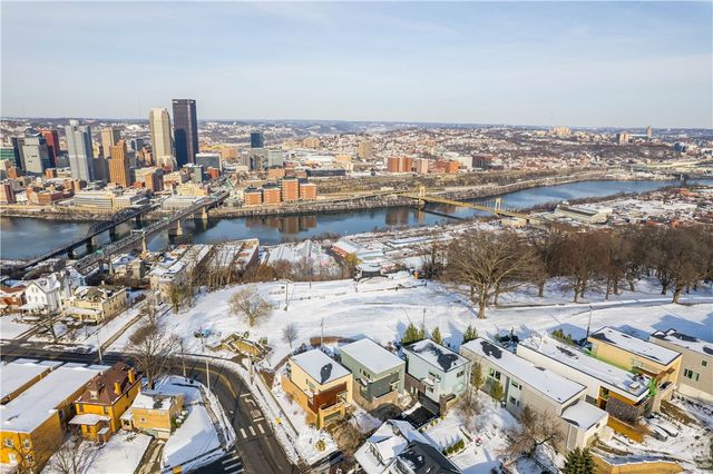 15 Bailey Park Ln, Mt Washington, PA 15210