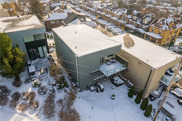 15 Bailey Park Ln, Mt Washington, PA 15210