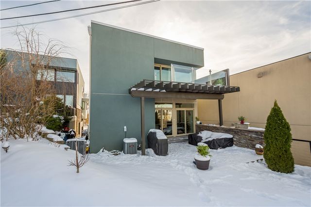 15 Bailey Park Ln, Mt Washington, PA 15210