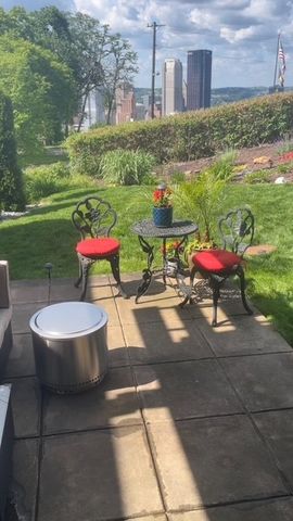 15 Bailey Park Ln, Mt Washington, PA 15210