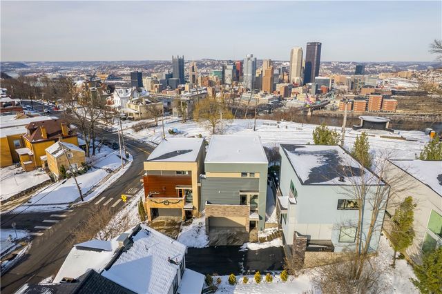 15 Bailey Park Ln, Mt Washington, PA 15210