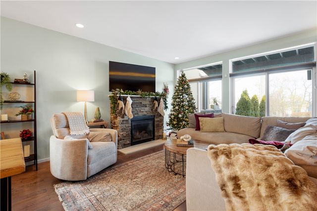 15 Bailey Park Ln, Mt Washington, PA 15210