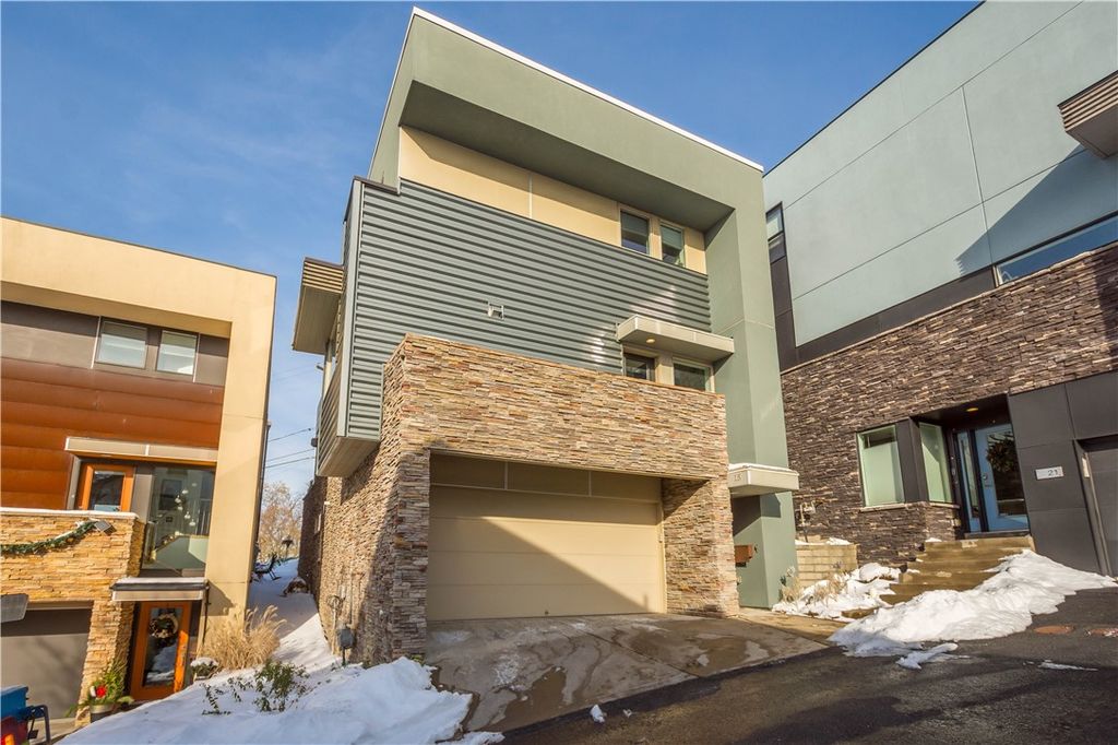 15 Bailey Park Ln, Mt Washington, PA 15210