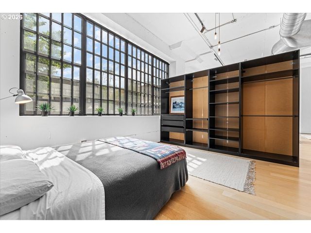 1400 Nw IRVING St 114, Portland, OR 97209