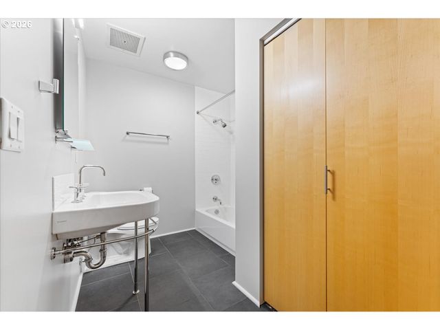 1400 Nw IRVING St 114, Portland, OR 97209