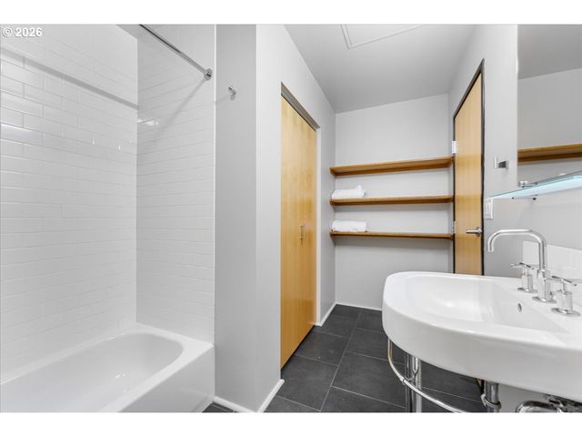 1400 Nw IRVING St 114, Portland, OR 97209