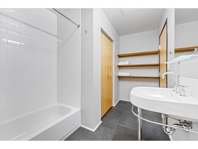 1400 Nw IRVING St 114, Portland, OR 97209