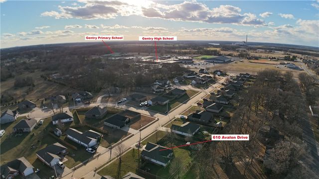 610 Avalon Drive, Gentry, AR 72734