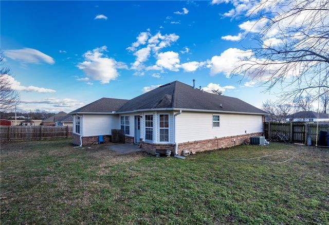 610 Avalon Drive, Gentry, AR 72734