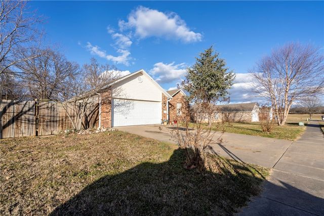 610 Avalon Drive, Gentry, AR 72734