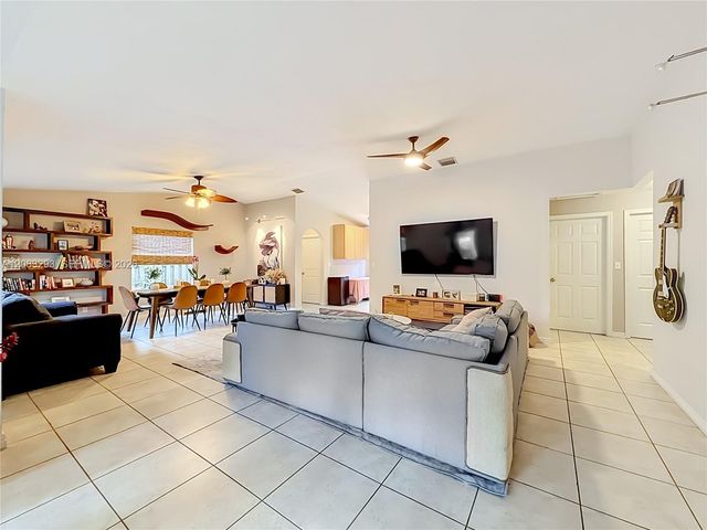 4271 NW 20th Avenue, Oakland Park, FL 33309