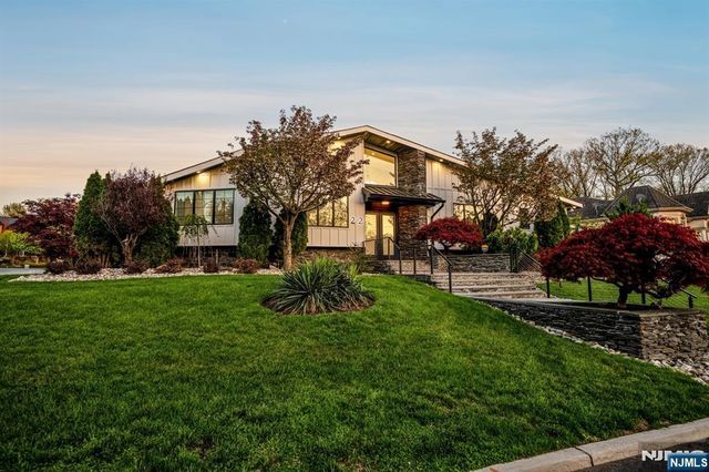 22 Berkshire Place, Englewood Cliffs, NJ 07632