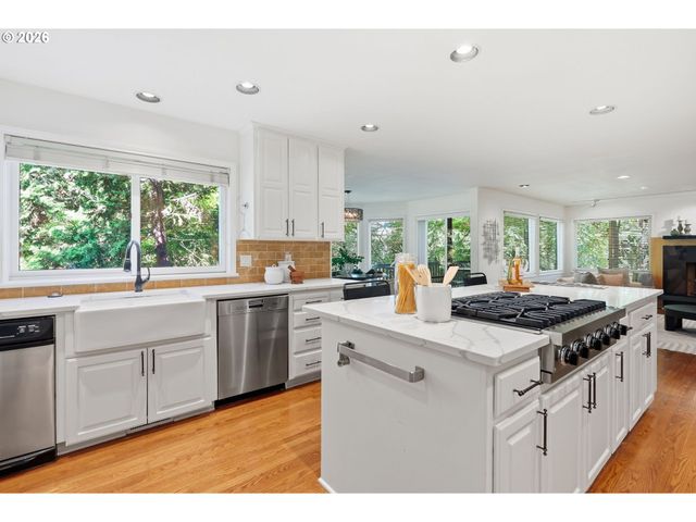 19158 MEGAN Pl, Lake Oswego, OR 97034