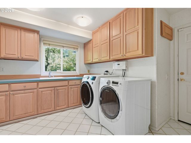 19158 MEGAN Pl, Lake Oswego, OR 97034