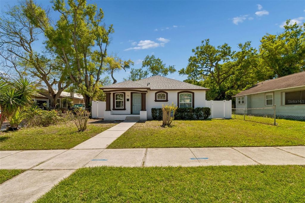 Image 5 of property listing at 712 15TH AVENUE S, St Petersburg, FL 33701